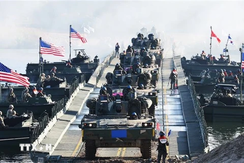 Binh sỹ Hàn Quốc và Mỹ tham gia cuộc tập trận chung vượt sông tại Sông Namhan ở Yeoju, Hàn Quốc, ngày 20/10/2023. (Ảnh: Yonhap/TTXVN)