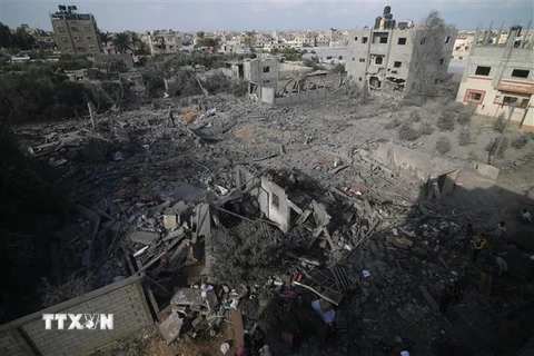 Tòa nhà bị phá hủy sau một cuộc không kích của Israel xuống thành phố Khan Younis ở Dải Gaza, ngày 21/10/2023. (Ảnh: THX/TTXVN)