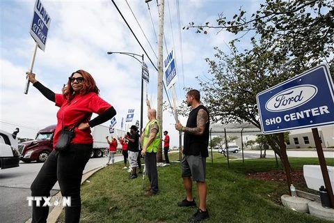 Công nhân tham gia đình công bên ngoài nhà máy của hãng ôtô Ford ở Chicago, Illinois, Mỹ, ngày 29/9/2023. (Ảnh: THX/TTXVN)