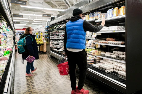 Khách hàng mua sắm tại một siêu thị ở New York. (Nguồn: Xinhua/Getty Images)