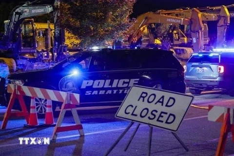 Cảnh sát phong tỏa tuyến đường dẫn tới quán bar Schemengee ở thành phố Lewiston, bang Maine (Mỹ) sau vụ xả súng sáng 26/10/2023. (Ảnh: EPA/TTXVN)