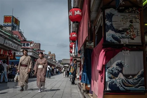 Du khách tham quan Chùa Sensoji - một địa điểm du lịch nổi tiếng ở Tokyo, Nhật Bản. (Ảnh: AFP/TTXVN)
