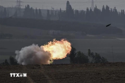 Pháo tự hành M109 155mm của Quân đội Israel phóng đạn pháo về Dải Gaza ngày 28/10/2023. (Ảnh: AFP/TTXVN)