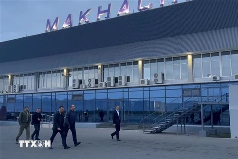 Ông Sergei Melikov (thứ 2, phải), người đứng đầu Cộng hòa Dagestan, thăm sân bay Makhachkala ngày 30/10/2023, sau khi xảy ra vụ hàng trăm người biểu tình xâm nhập vào sân bay để phản đối cuộc xung đột Hamas-Israel. (Nguồn: AFP/TTXVN)