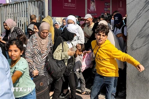 Người dân rời khỏi Gaza qua cửa khẩu Rafah ngày 1/11/2023. (Ảnh: AFP/TTXVN)