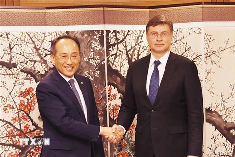 Bộ trưởng Tài chính Hàn Quốc Choo Kyung-ho (phải) và Phó Chủ tịch Ủy ban châu Âu phụ trách thương mại Valdis Dombrovskis tại cuộc gặp ở Seoul ngày 1/11/2023. (Ảnh: Yonhap/TTXVN)