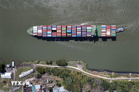 Con tàu di chuyển qua Kênh đào Panama tại Panama City. (Ảnh: AFP/TTXVN)
