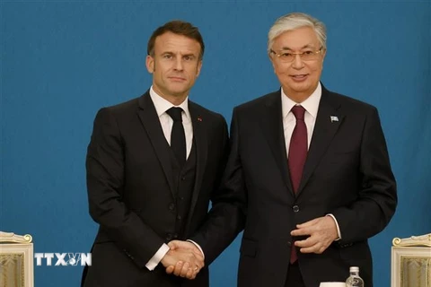 Tổng thống Kazakhstan Kassym-Jomart Tokayev (phải) và Tổng thống Pháp Emmanuel Macron tại lễ ký thỏa thuận hợp tác ở Astana ngày 1/11/2023. (Ảnh: AFP/TTXVN)