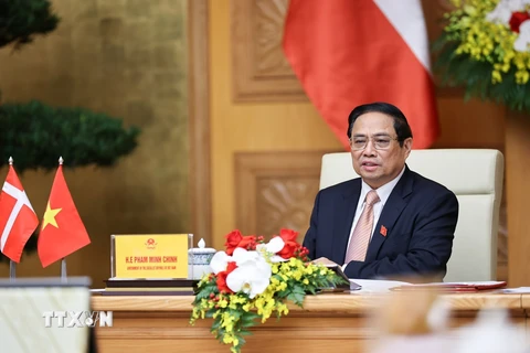 Thủ tướng Phạm Minh Chính hội đàm trực tuyến với Thủ tướng Đan Mạch Mette Frederiksen. (Ảnh: Dương Giang/TTXVN)