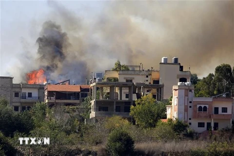 Khói bốc lên tại Aita al-Shaab, Liban sau vụ tấn công của Israel, ngày 26/10/2023. (Ảnh: THX/TTXVN)