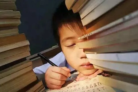 Các gia đình Trung Quốc thường đặt nhiều áp lực lên con cái để chúng đạt được thành tích cao trong học tập. (Nguồn: Beijing Daily)