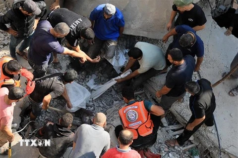 Tìm kiếm người mắc kẹt dưới đống đổ nát sau các cuộc không kích của Israel tại Khan Younis ở Dải Gaza ngày 1/11/2023. (Ảnh: THX/TTXVN)