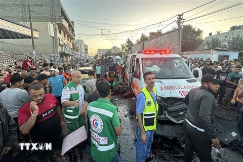 Xe cứu thương bị hư hại sau vụ tấn công của Israel tại khu vực bên ngoài Bệnh viện Al-Shifa, Dải Gaza, ngày 3/11/2023. (Ảnh: AFP/TTXVN)