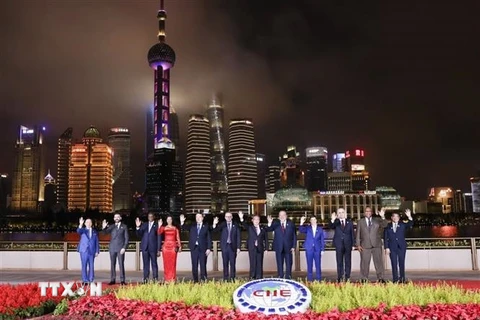 Phó Thủ tướng Trần Hồng Hà (ngoài cùng bên trái) chụp ảnh cùng các nhà lãnh đạo một số nước tham dự CIIE. (Ảnh: TTXVN phát)