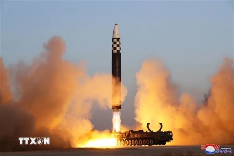 Tên lửa đạn đạo liên lục địa Hwasong-17 được Triều Tiên phóng thử tại sân bay quốc tế Bình Nhưỡng. (Ảnh: Yonhap/TTXVN)