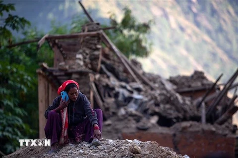 Người dân bị mất nhà cửa do động đất tại huyện Jajarkot, Nepal, ngày 5/11/2023. (Ảnh: THX/TTXVN)