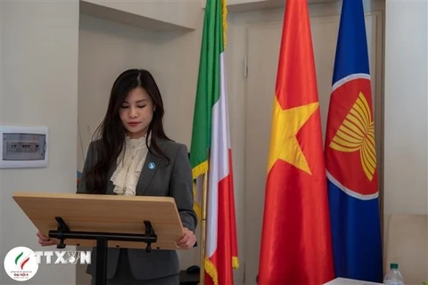 Chủ tịch Hội Sinh viên Việt Nam tại Italy khóa II Vũ Thị Bích Diệp phát biểu tại Đại hội. (Ảnh: Dương Hoa/TTXVN)