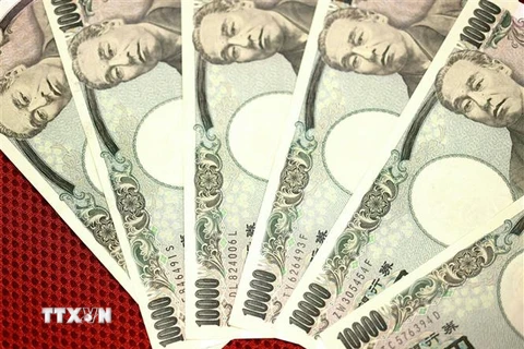 Kiểm tiền mệnh giá 10.000 yen Nhật Bản tại thủ đô Tokyo. (Ảnh: AFP/TTXVN)