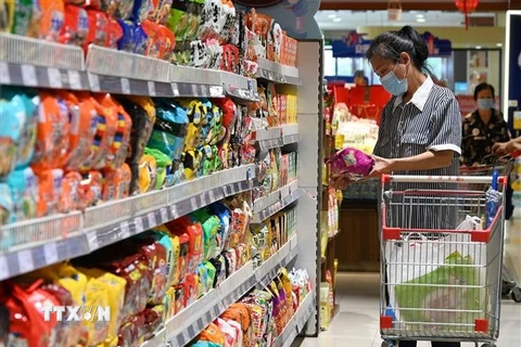 Người tiêu dùng mua hàng tại một siêu thị ở Hà Bắc, Trung Quốc. (Ảnh: THX/TTXVN)