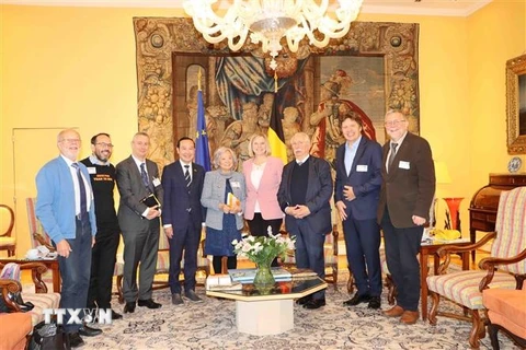 Chủ tịch Hạ viện Bỉ Éliane Tillieux và các đại biểu dự cuôc gặp mặt. (Ảnh: Hương Giang/TTXVN)
