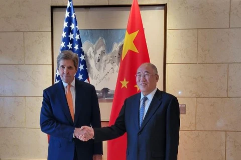 Đặc phái viên về vấn đề khí hậu của Trung Quốc, ông Giải Chấn Hoa (phải) và người đồng cấp Mỹ John Kerry. (Nguồn: VCG)