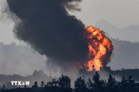 Khói lửa bốc lên tại Dải Gaza sau vụ oanh tạc của Israel ngày 8/11/2023. (Ảnh: AFP/TTXVN)