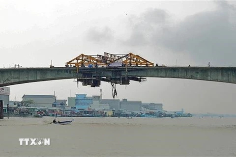 Hai bờ Nam-Bắc của cửa biển Sông Đốc, cửa sầm uất nhất khu vực Đồng bằng sông Cửu Long, chính thức được kết nối vào ngày 11/11. (Ảnh: Huỳnh Anh/TTXVN)