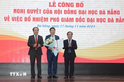 Đại học Đà Nẵng bổ nhiệm Phó Giáo sư, Tiến sỹ Nguyễn Mạnh Toàn làm Phó Giám đốc Đại học Đà Nẵng. (Ảnh: Văn Dũng/TTXVN)