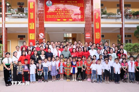 Thủ tướng Phạm Minh Chính với giáo viên, học sinh Trường Phổ thông Dân tộc Bán trú Tiểu học Pa Tần. (Ảnh: Dương Giang/TTXVN)