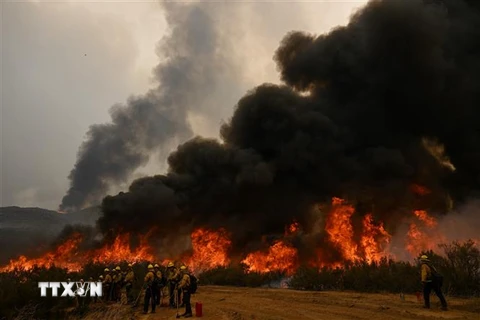 Khói lửa bốc lên từ đám cháy rừng ở California, Mỹ ngày 8/9/2022. (Ảnh: AFP/TTXVN)
