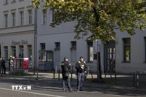 Cảnh sát gác phía trước giáo đường Do Thái tại thủ đô Berlin, Đức, sau vụ ném bom xăng, ngày 18/10/2023. (Ảnh: AFP/TTXVN)
