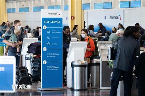 Hành khách làm thủ tục tại sân bay Ronald Reagan ở Arlington, Virginia, Mỹ. (Ảnh: AFP/TTXVN) 