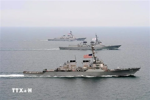 Tàu khu trục lớp Arleigh Burke được trang bị tên lửa dẫn đường USS John S. McCain (phía trước) tham gia cuộc tập trận chung Đại bàng non ở ngoài khơi Bán đảo Triều Tiên, ngày 17/3/2013. (Ảnh: AFP/TTXVN)