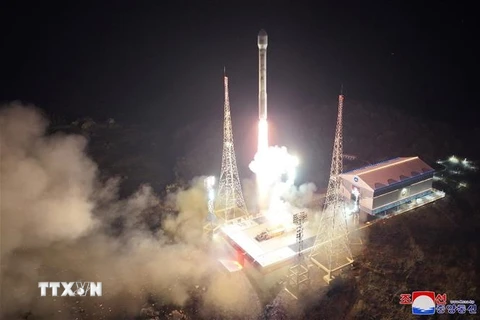Tên lửa đẩy "Chollima-1” mang theo vệ tinh trinh sát “Malligyong-1” rời bệ phóng tại Bãi phóng vệ tinh Sohae ở quận Cholsan, tỉnh Bắc Phyongan, Triều Tiên ngày 21/11/2023. (Ảnh: Yonhap/TTXVN)