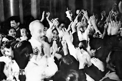 Các đại biểu dự Đại hội Văn nghệ Toàn quốc lần thứ III nồng nhiệt đón chào Chủ tịch Hồ Chí Minh đến dự Đại hội (26/11/1962). (Nguồn: TTXVN)
