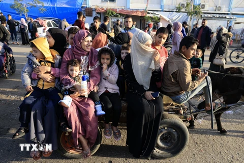 Người dân Palestine trở về nhà ở Khan Yunis, Dải Gaza khi lệnh ngừng bắn có hiệu lực, ngày 24/11/2023. (Ảnh: AFP/TTXVN) 