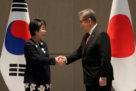 Ngoại trưởng Hàn Quốc Park Jin và người đồng cấp Nhật Bản Yoko Kamikawa tại Busan. (Nguồn: Reuters)