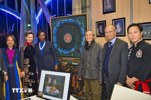 Đoàn đại biểu tham quan gian trưng bày tác phẩm của họa sỹ Đặng Cánh. (Ảnh: Ngọc Hiệp/TTXVN)