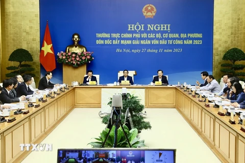 Thủ tướng Phạm Minh Chính cùng Phó Thủ tướng Lê Minh Khái và Phó Thủ tướng Trần Hồng Hà chủ trì hội nghị. (Ảnh: Lâm Khánh/TTXVN)
