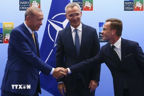 (Từ trái sang) Tổng thống Thổ Nhĩ Kỳ Recep Tayyip Erdogan, Tổng Thư ký NATO Jens Stoltenberg và Thủ tướng Thụy Điển Ulf Kristersson tại cuộc gặp ở Vilnius, Litva ngày 10/7/2023. (Ảnh: AFP/TTXVN)