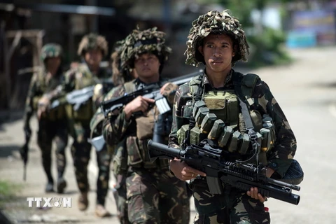 Binh sỹ Philippines tuần tra tại thành phố Marawi thuộc đảo Mindanao. (Ảnh: AFP/TTXVN)