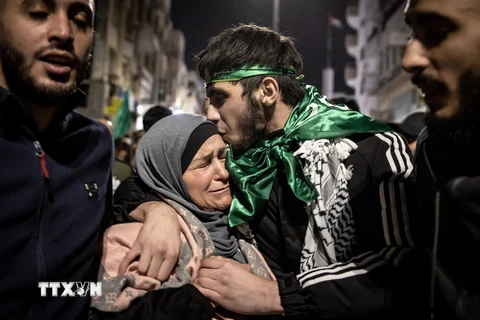 Một tù nhân Palestine, được trả tự do theo thỏa thuận ngừng bắn, gặp lại người thân ở Ramallah, Bờ Tây ngày 26/11/2023. (Ảnh: AFP/TTXVN)