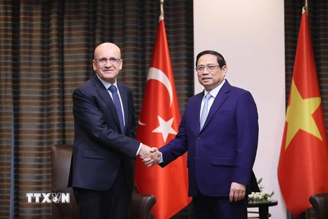 Thủ tướng Phạm Minh Chính và Chủ tịch Tập đoàn Công nghiệp Hàng không Vũ trụ Thổ Nhĩ Kỳ Prof Haluk Gorgun. (Ảnh: Dương Giang/TTXVN)