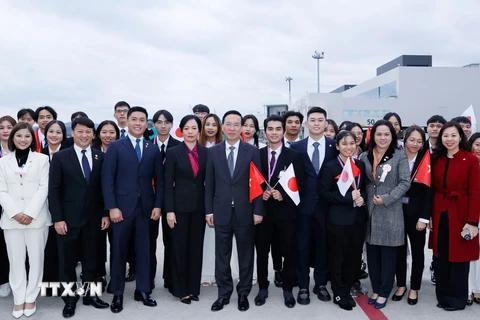 Cán bô, nhân viên Tổng Lãnh sự quán và cộng đồng người Việt Nam tại Fukuoka tiễn Chủ tịch nước Võ Văn Thưởng và Phu nhân tại Sân bay Quốc tế Fukuoka. (Ảnh: Thống Nhất/TTXVN)