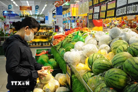 Người dân mua hàng tại Co.opmart Rạch Giá, thành phố Rạch Giá, tỉnh Kiên Giang. (Ảnh: Lê Huy Hải/TTXVN)