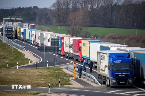 Các phương tiện chờ qua cửa khẩu biên giới Đức-Ba Lan ở gần Briesen (Đức). (Ảnh: AFP/TTXVN)