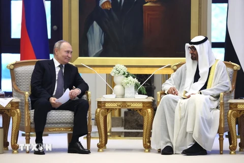 Tổng thống UAE Sheikh Mohamed bin Zayed Al Nahyan (phải) và Tổng thống Nga Vladimir Putin tại cuộc gặp ở Abu Dhabi ngày 6/12/2023. (Ảnh: AFP/TTXVN)