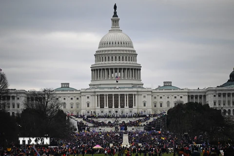 Người biểu tình tập trung tại khu vực tòa nhà Quốc hội Mỹ ở Washington, DC ngày 6/1/2021. (Ảnh: AFP/TTXVN)