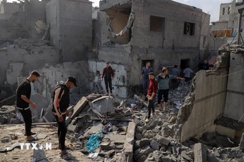 Cảnh đổ nát sau vụ oanh tạc của Israel xuống thành phố Khan Younis, phía Nam Dải Gaza, ngày 1/12/2023. (Ảnh: THX/TTXVN)