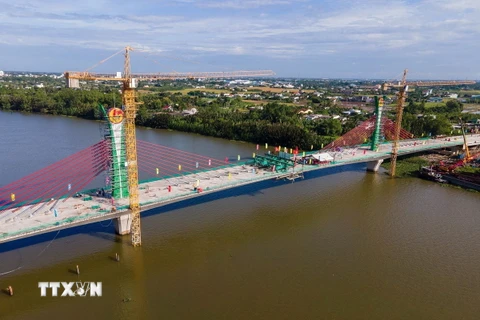 Cầu bắc qua sông Vàm Cỏ Tây - một trong những dự án giao thông trọng điểm của tỉnh Long An giai đoạn 2021-2025. (Nguồn: TTXVN phát)